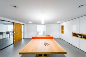 Ontspanningsruimte kantoor hout afgewerkt